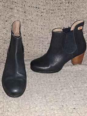 CAMPER-Annie-Black Textured Leather Chelsea Bootie-Block Heel-Sz 38-Excellent